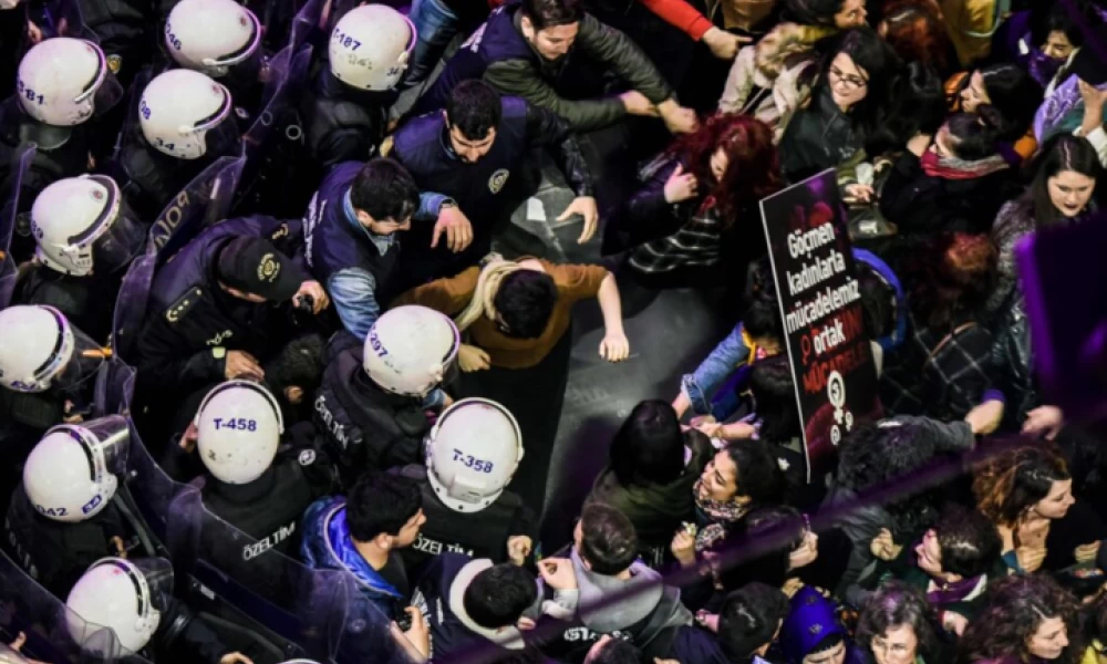 Παραβίαση των δικαιωμάτων των γυναικών στην Τουρκία: Ξεσηκωμός ακτιβιστών κατά του ΑΚΡ, δεκάδες συλλήψεις